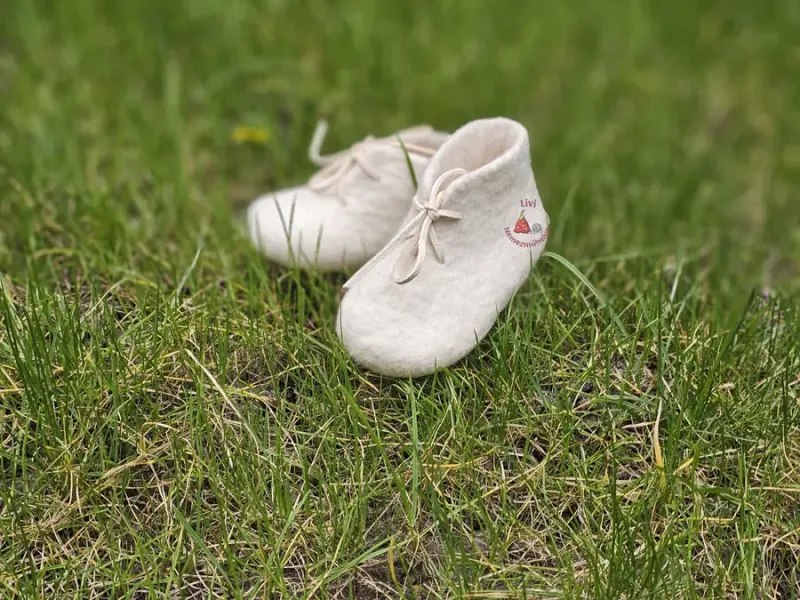 Fehér nemez babacipő bőr fűzővel_eredmény